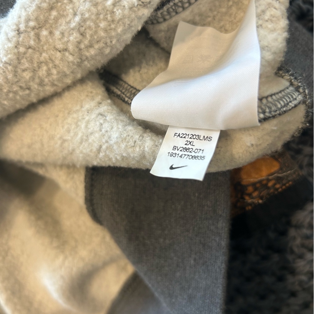 Nike Men's Dark Gray Crewneck Sweatshirt - Picture 6 of 7
